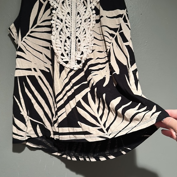 Tropical print tank top with lace detail and keyhole back - Picture 4 of 6